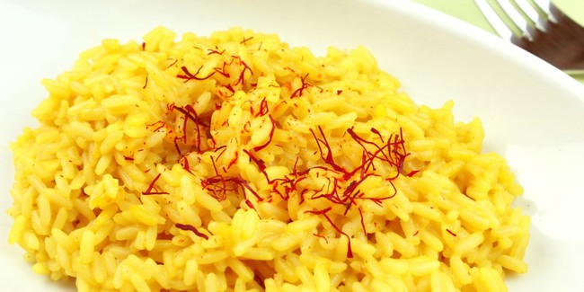 Ngoài pha trà, pha nước uống, Saffron - Thần dược cho giấc ngủ và làn da còn có thể kết đôi với gạo để tạo ra món cơm vừa đẹp mắt vừa ngon miệng thế này đây! - Ảnh 1.