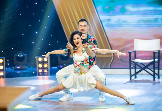 Vũ Điệu Vàng: Việt Hương lên sân khấu nhảy cùng trai lạ, lúc đi hết mình lúc về hết hồn - Ảnh 2. Việt Hương lên sân khấu nhảy cùng trai lạ, “lúc đi hết mình lúc về hết hồn“ Vũ Điệu Vàng: Việt Hương lên sân khấu nhảy cùng trai lạ, lúc đi hết mình lúc về hết hồn - Ảnh 2. Việt Hương lên sân khấu nhảy cùng trai lạ, “lúc đi hết mình lúc về hết hồn“
