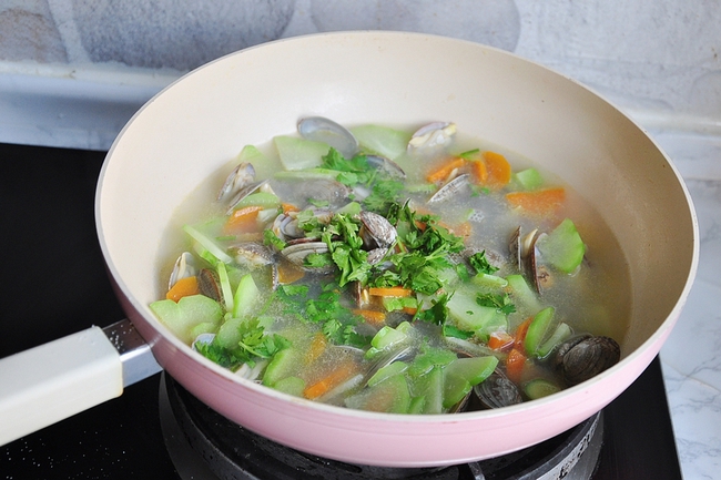Cơm tối nóng hổi chỉ 2 món cũng đủ ngon miệng - Ảnh 6.