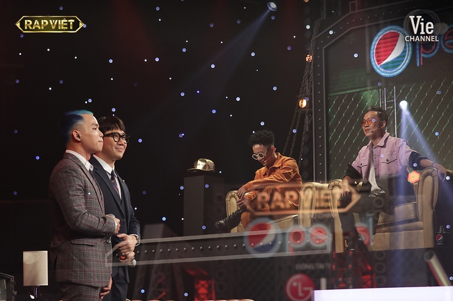 Rap Việt: Tez so kè với G.Ducky, còn được Wowy hứa hẹn "chống lưng", thế trận ngày càng gay cấn - Ảnh 3. Rap Việt: Tez so kè với G.Ducky, còn được Wowy hứa hẹn “chống lưng”, thế trận ngày càng gay cấn Rap Việt: Tez so kè với G.Ducky, còn được Wowy hứa hẹn "chống lưng", thế trận ngày càng gay cấn - Ảnh 3. Rap Việt: Tez so kè với G.Ducky, còn được Wowy hứa hẹn “chống lưng”, thế trận ngày càng gay cấn