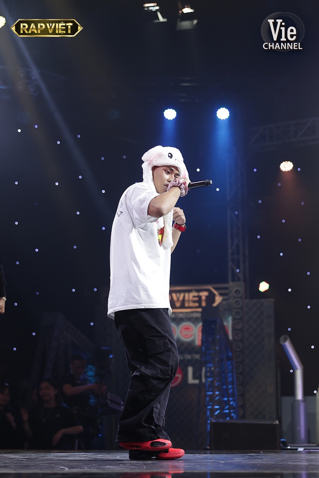 Rap Việt: Tez so kè với G.Ducky, còn được Wowy hứa hẹn "chống lưng", thế trận ngày càng gay cấn - Ảnh 5. Rap Việt: Tez so kè với G.Ducky, còn được Wowy hứa hẹn “chống lưng”, thế trận ngày càng gay cấn Rap Việt: Tez so kè với G.Ducky, còn được Wowy hứa hẹn "chống lưng", thế trận ngày càng gay cấn - Ảnh 5. Rap Việt: Tez so kè với G.Ducky, còn được Wowy hứa hẹn “chống lưng”, thế trận ngày càng gay cấn