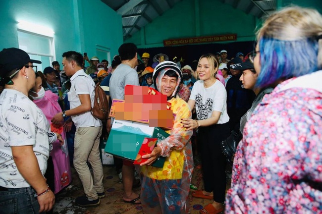 Đội mưa đến phát quà cho bà con vùng lũ, Mỹ Tâm gây xúc động với hình ảnh để đầu trần đẩy xe giúp cụ ông tàn tật - Ảnh 5. Đội mưa đến phát quà cho bà con vùng lũ, Mỹ Tâm gây xúc động với hình ảnh để đầu trần đẩy xe giúp cụ ông tàn tật - Ảnh 5.