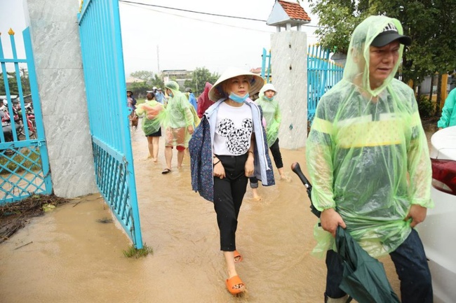 Đội mưa đến phát quà cho bà con vùng lũ, Mỹ Tâm gây xúc động với hình ảnh để đầu trần đẩy xe giúp cụ ông tàn tật - Ảnh 1. Đội mưa đến phát quà cho bà con vùng lũ, Mỹ Tâm gây xúc động với hình ảnh để đầu trần đẩy xe giúp cụ ông tàn tật - Ảnh 1.