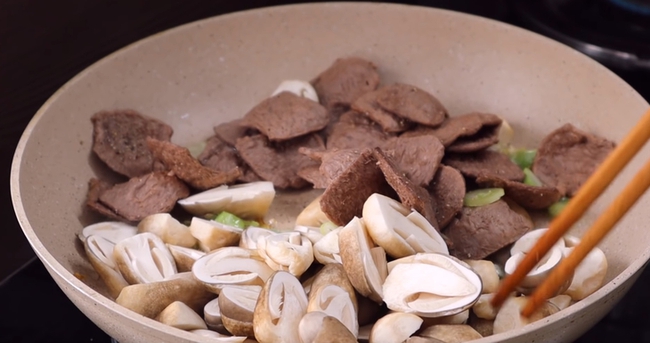 Mai là ngày mùng 1 của tháng mới và đây là cách thao tác món phở chay giúp chị em có bữa sáng thanh tịnh mà vẫn ngon nức nở - Ảnh 7.