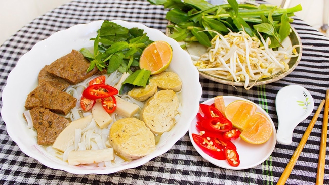 Mai là ngày mùng 1 của tháng mới và đây là cách thao tác món phở chay giúp chị em có bữa sáng thanh tịnh mà vẫn ngon nức nở - Ảnh 1.