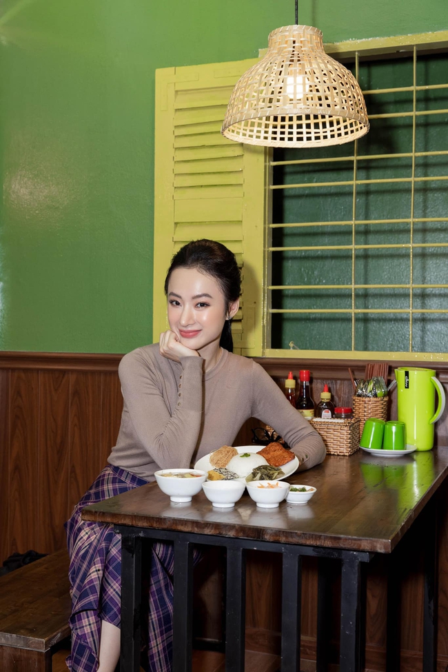 Angela Phương Trinh được nhận xét ngày càng đẹp và phúc hậu sau thời gian ăn chay trường. Angela Phương Trinh được nhận xét ngày càng đẹp và phúc hậu sau thời gian ăn chay trường.