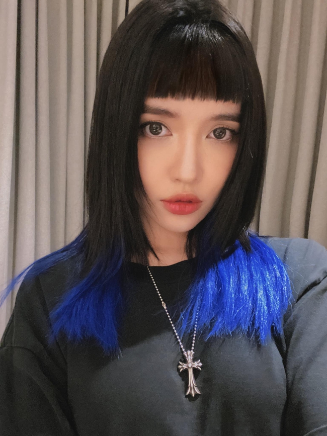 Bích Phương đăng hình cùng dòng chú thích: "Tóc mái lắm". Bích Phương đăng hình cùng dòng chú thích: "Tóc mái lắm".