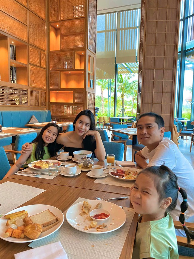 Gia đình Hương Giang tận hưởng kỳ nghỉ thư giãn ở Phú Quốc. Gia đình Hương Giang tận hưởng kỳ nghỉ thư giãn ở Phú Quốc.