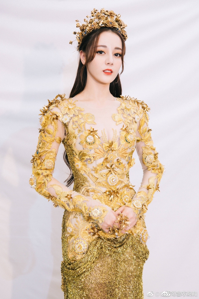 Tống Thiến mặc xấu kinh hoàng, Nữ thần Kim Ưng đẹp mê mẩn Địch Lệ Nhiệt Ba lại xuất hiện rầm rộ - Ảnh 6. Tống Thiến mặc xấu kinh hoàng, Nữ thần Kim Ưng đẹp mê mẩn Địch Lệ Nhiệt Ba lại xuất hiện rầm rộ - Ảnh 6.