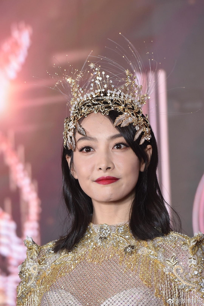 Triệu Lộ Tư xin lỗi Tống Thiến sau khi đá đểu đàn chị làm Nữ thần Kim Ưng quá xấu, netizen tiếp tục chê cười - Ảnh 4. Triệu Lộ Tư xin lỗi Tống Thiến sau khi đá đểu đàn chị làm Nữ thần Kim Ưng quá xấu, netizen tiếp tục chê cười - Ảnh 4.