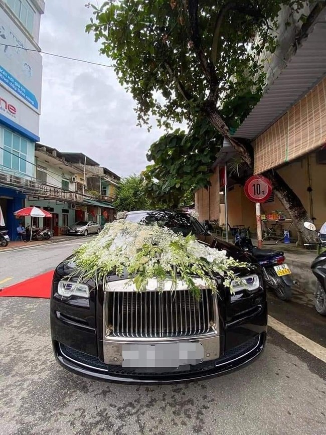 Choáng với đám cưới trong ngôi nhà dát vàng tại Tuyên Quang, đón dâu bằng xe Rolls Royce chiếm ngay spotlight trên mạng xã hội - Ảnh 6. Choáng với đám cưới trong ngôi nhà dát vàng tại Tuyên Quang, đón dâu bằng xe Rolls Royce chiếm ngay spotlight trên mạng xã hội - Ảnh 6.