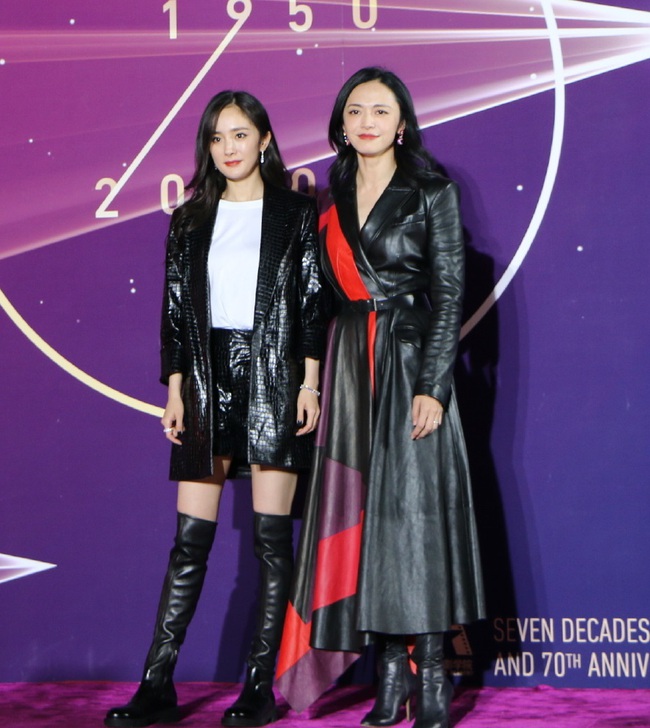 Duong Mich walked the red carpet with his senior Dieu Than.  The beauty of two famous alumni of the Beijing Film Academy made everyone admire her.