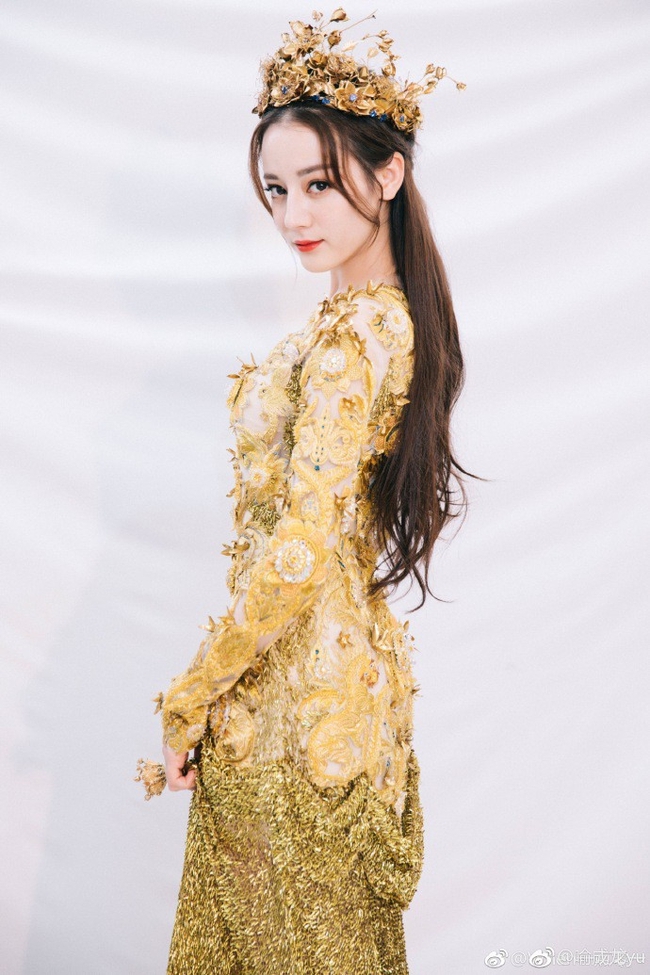 Tống Thiến mặc xấu kinh hoàng, Nữ thần Kim Ưng đẹp mê mẩn Địch Lệ Nhiệt Ba lại xuất hiện rầm rộ - Ảnh 8. Tống Thiến mặc xấu kinh hoàng, Nữ thần Kim Ưng đẹp mê mẩn Địch Lệ Nhiệt Ba lại xuất hiện rầm rộ - Ảnh 8.
