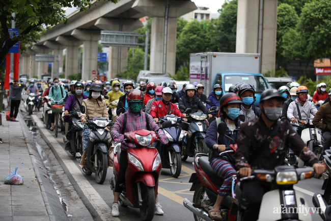 Hà Nội: Dưới tiết trời 20 độ, người dân co ro mặc áo ấm ra đường - Ảnh 1. Hà Nội: Dưới tiết trời 20 độ, người dân co ro mặc áo ấm ra đường - Ảnh 1.