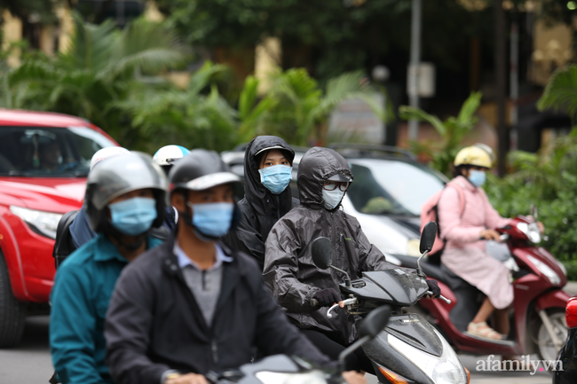 Hà Nội: Dưới tiết trời 20 độ, người dân co ro mặc áo ấm ra đường - Ảnh 2. Hà Nội: Dưới tiết trời 20 độ, người dân co ro mặc áo ấm ra đường - Ảnh 2.