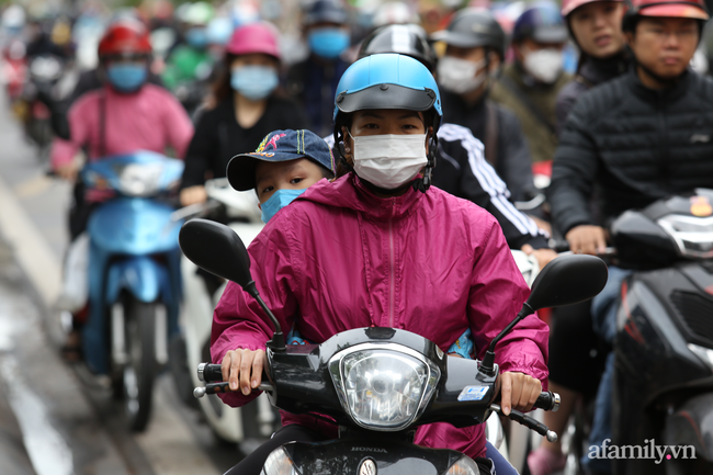 Hà Nội: Dưới tiết trời 20 độ, người dân co ro mặc áo ấm ra đường - Ảnh 3. Hà Nội: Dưới tiết trời 20 độ, người dân co ro mặc áo ấm ra đường - Ảnh 3.