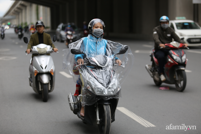 Hà Nội: Dưới tiết trời 20 độ, người dân co ro mặc áo ấm ra đường - Ảnh 4. Hà Nội: Dưới tiết trời 20 độ, người dân co ro mặc áo ấm ra đường - Ảnh 4.