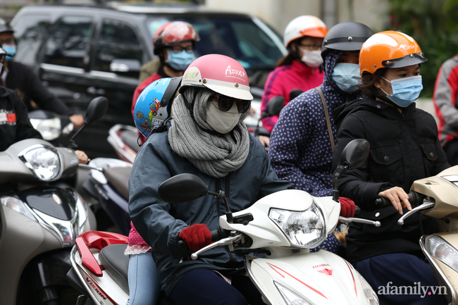 Hà Nội: Dưới tiết trời 20 độ, người dân co ro mặc áo ấm ra đường - Ảnh 5. Hà Nội: Dưới tiết trời 20 độ, người dân co ro mặc áo ấm ra đường - Ảnh 5.