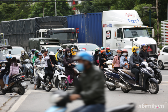 Hà Nội: Dưới tiết trời 20 độ, người dân co ro mặc áo ấm ra đường - Ảnh 6. Hà Nội: Dưới tiết trời 20 độ, người dân co ro mặc áo ấm ra đường - Ảnh 6.