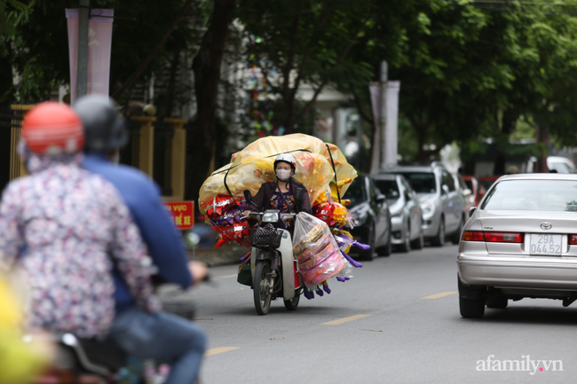 Hà Nội: Dưới tiết trời 20 độ, người dân co ro mặc áo ấm ra đường - Ảnh 8. Hà Nội: Dưới tiết trời 20 độ, người dân co ro mặc áo ấm ra đường - Ảnh 8.