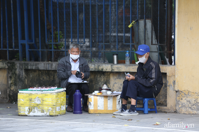 Hà Nội: Dưới tiết trời 20 độ, người dân co ro mặc áo ấm ra đường - Ảnh 9. Hà Nội: Dưới tiết trời 20 độ, người dân co ro mặc áo ấm ra đường - Ảnh 9.