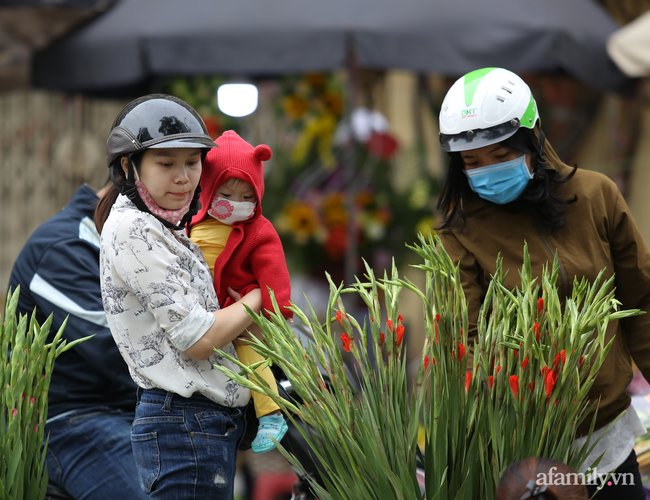 Hà Nội: Dưới tiết trời 20 độ, người dân co ro mặc áo ấm ra đường - Ảnh 10. Hà Nội: Dưới tiết trời 20 độ, người dân co ro mặc áo ấm ra đường - Ảnh 10.