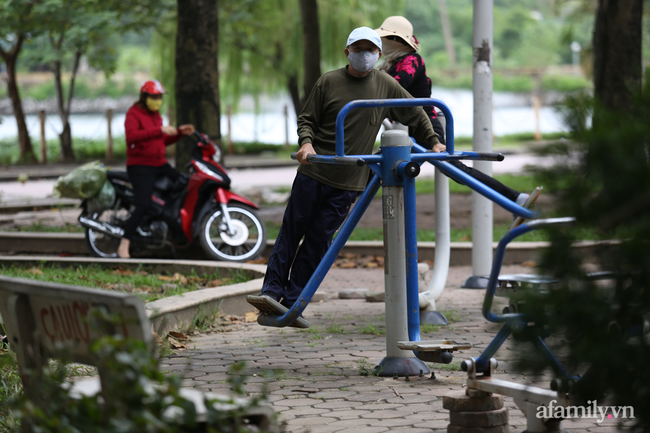 Hà Nội: Dưới tiết trời 20 độ, người dân co ro mặc áo ấm ra đường - Ảnh 11. Hà Nội: Dưới tiết trời 20 độ, người dân co ro mặc áo ấm ra đường - Ảnh 11.