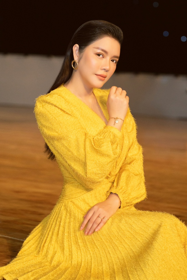 Lý Nhã Kỳ gợi cảm đọ dáng Đoan Trang trên ghế nóng, khéo léo tinh tế khi làm giám khảo - Ảnh 4. Lý Nhã Kỳ gợi cảm đọ dáng Đoan Trang trên ghế nóng, khéo léo tinh tế khi làm giám khảo - Ảnh 4.