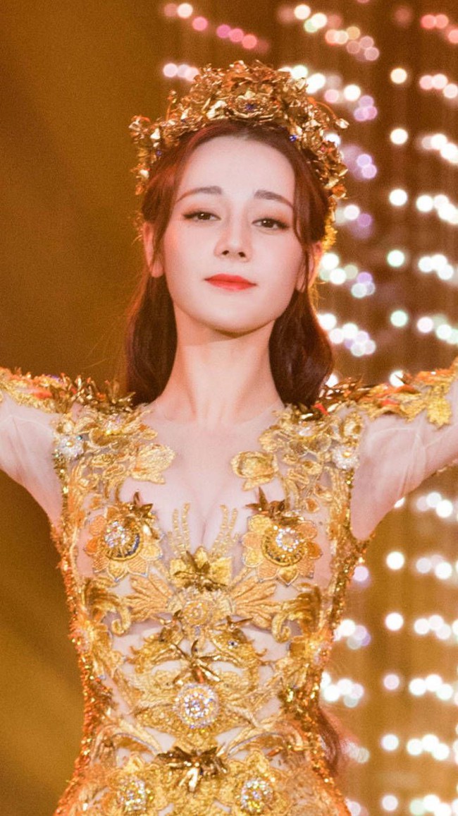 Tống Thiến mặc xấu kinh hoàng, Nữ thần Kim Ưng đẹp mê mẩn Địch Lệ Nhiệt Ba lại xuất hiện rầm rộ - Ảnh 9. Tống Thiến mặc xấu kinh hoàng, Nữ thần Kim Ưng đẹp mê mẩn Địch Lệ Nhiệt Ba lại xuất hiện rầm rộ - Ảnh 9.