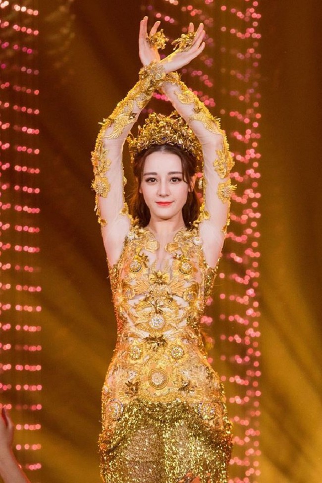 Tống Thiến mặc xấu kinh hoàng, Nữ thần Kim Ưng đẹp mê mẩn Địch Lệ Nhiệt Ba lại xuất hiện rầm rộ - Ảnh 10. Tống Thiến mặc xấu kinh hoàng, Nữ thần Kim Ưng đẹp mê mẩn Địch Lệ Nhiệt Ba lại xuất hiện rầm rộ - Ảnh 10.