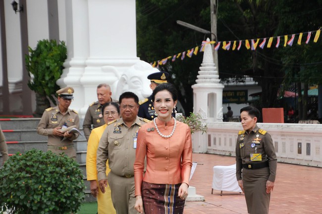 Hoàng quý phi Thái Lan có màn tái xuất rực rỡ, thực hiện một loạt các nhiệm vụ hoàng gia, vị thế ngày càng được nâng cao cùng nhan sắc nổi bật - Ảnh 1.
