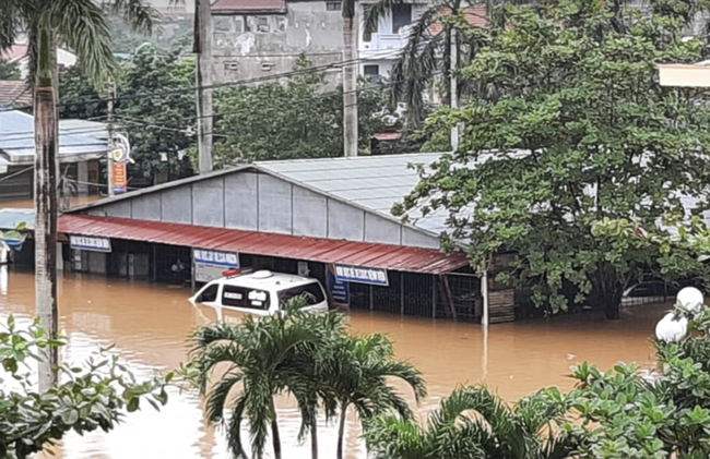 Quảng Bình: Bệnh viện chìm trong biển nước, sản phụ phải chuyển lên khoa Hồi sức tránh lũ, bệnh nhân và bác sĩ chia nhau phần thức ăn ít ỏi - Ảnh 4.