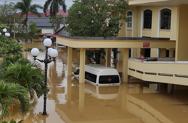 Quảng Bình: Bệnh viện chìm trong biển nước, sản phụ phải chuyển lên khoa Hồi sức tránh lũ, bệnh nhân và bác sĩ chia nhau phần thức ăn ít ỏi - Ảnh 7.