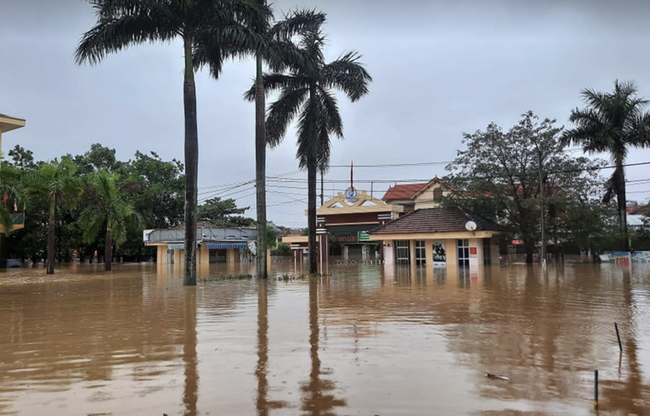 Quảng Bình: Bệnh viện chìm trong biển nước, sản phụ phải chuyển lên khoa Hồi sức tránh lũ, bệnh nhân và bác sĩ chia nhau phần thức ăn ít ỏi - Ảnh 8.