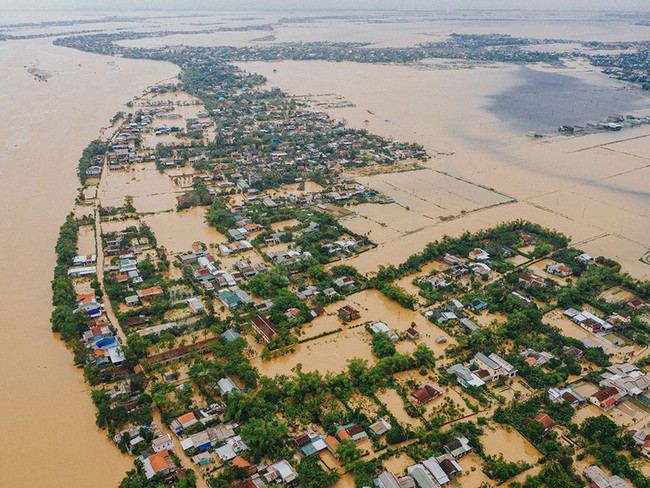 "Thắt ruột" trước những hình ảnh miền Trung bị nhấn chìm trong trận "đại hồng thủy" - Ảnh 1. "Thắt ruột" trước những hình ảnh miền Trung bị nhấn chìm trong trận "đại hồng thủy" - Ảnh 1.