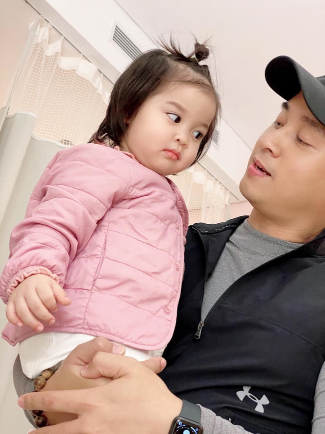 Vào thăm em, bé Sam nhà Hằng Túi nhìn em út với ánh mắt "hình viên đạn", còn nói một câu khiến bố mẹ hốt hoảng