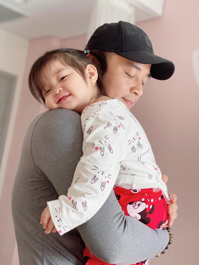 Vào thăm em, bé Sam nhà Hằng Túi nhìn em út với ánh mắt "hình viên đạn", còn nói một câu khiến bố mẹ hốt hoảng - Ảnh 6. Vào thăm em, bé Sam nhà Hằng Túi nhìn em út với ánh mắt "hình viên đạn", còn nói một câu khiến bố mẹ hốt hoảng - Ảnh 6.