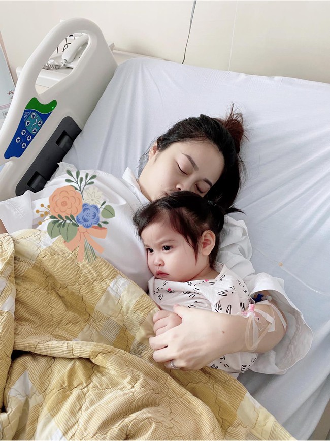 Vào thăm em, bé Sam nhà Hằng Túi nhìn em út với ánh mắt "hình viên đạn", còn nói một câu khiến bố mẹ hốt hoảng - Ảnh 5. Vào thăm em, bé Sam nhà Hằng Túi nhìn em út với ánh mắt "hình viên đạn", còn nói một câu khiến bố mẹ hốt hoảng - Ảnh 5.