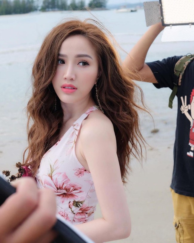 Bảo Thy nói: "Nhớ tóc nâu quá...". Bảo Thy nói: "Nhớ tóc nâu quá...".