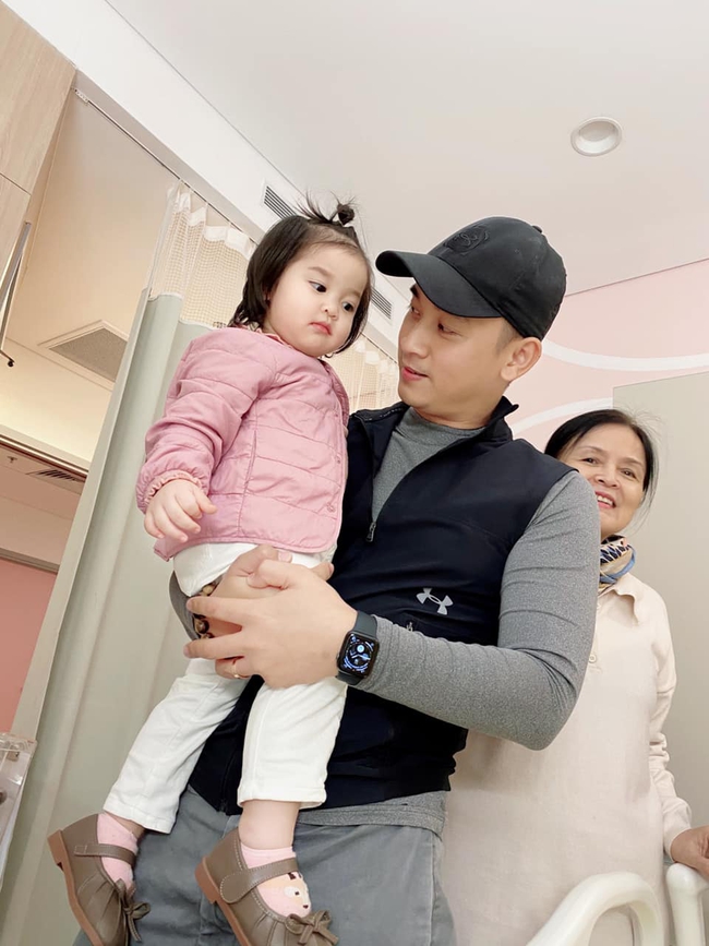 Vào thăm em, bé Sam nhà Hằng Túi nhìn em út với ánh mắt "hình viên đạn", còn nói một câu khiến bố mẹ hốt hoảng - Ảnh 3. Vào thăm em, bé Sam nhà Hằng Túi nhìn em út với ánh mắt "hình viên đạn", còn nói một câu khiến bố mẹ hốt hoảng - Ảnh 3.
