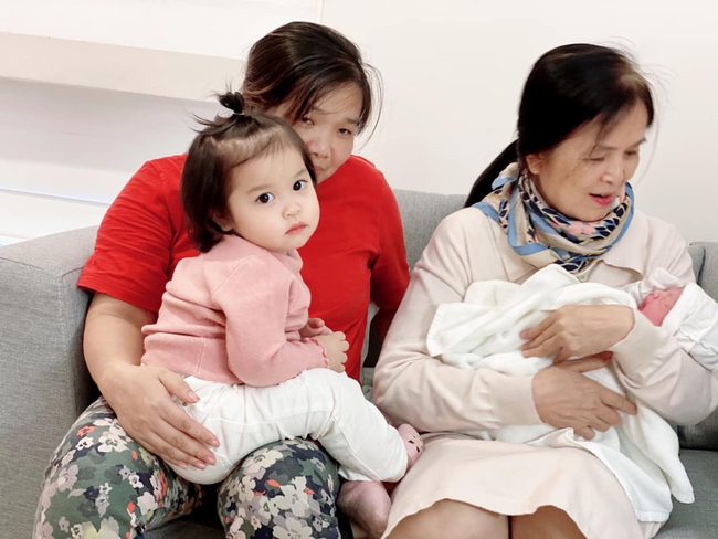 Vào thăm em, bé Sam nhà Hằng Túi nhìn em út với ánh mắt "hình viên đạn", còn nói một câu khiến bố mẹ hốt hoảng - Ảnh 4. Vào thăm em, bé Sam nhà Hằng Túi nhìn em út với ánh mắt "hình viên đạn", còn nói một câu khiến bố mẹ hốt hoảng - Ảnh 4.