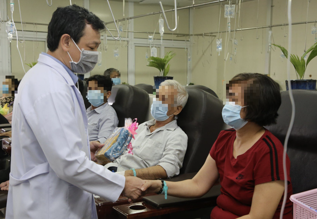 Bệnh nhân ung thư xúc động nghẹn ngào khi Giám đốc bệnh viện đến giường bệnh tặng quà ngày Phụ nữ Việt Nam - Ảnh 1.