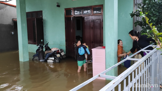 Theo chân các đoàn cứu trợ vào tâm lũ Quảng Bình: Chúng tôi tất cả phải vì dân - Ảnh 11. Theo chân các đoàn cứu trợ vào tâm lũ Quảng Bình: Chúng tôi tất cả phải vì dân - Ảnh 11.