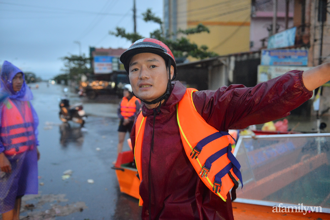 Theo chân các đoàn cứu trợ vào tâm lũ Quảng Bình: Chúng tôi tất cả phải vì dân - Ảnh 19. Theo chân các đoàn cứu trợ vào tâm lũ Quảng Bình: Chúng tôi tất cả phải vì dân - Ảnh 19.