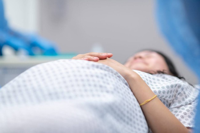 Đầu em bé bị rơi xuống sàn nhà khi y tá cố ấn bụng để giúp sản phụ đẩy con ra ngoài trong ca sinh thường