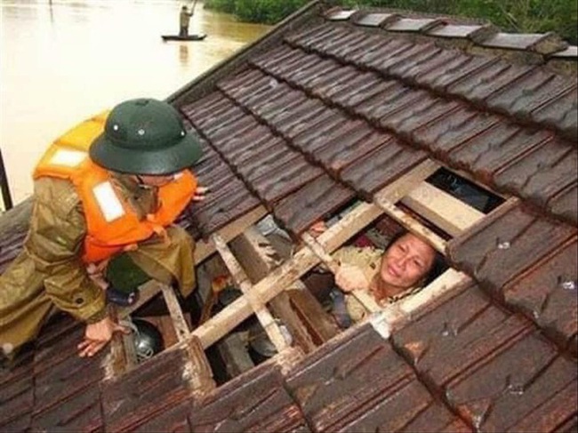 "Thắt ruột" trước những hình ảnh miền Trung bị nhấn chìm trong trận "đại hồng thủy" - Ảnh 14. "Thắt ruột" trước những hình ảnh miền Trung bị nhấn chìm trong trận "đại hồng thủy" - Ảnh 14.
