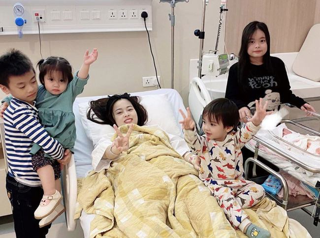 Vừa sinh xong, Hằng Túi và các con chụp ngay bức ảnh theo đúng truyền thống gia đình, nhan sắc bà đẻ đặc biệt gây chú ý