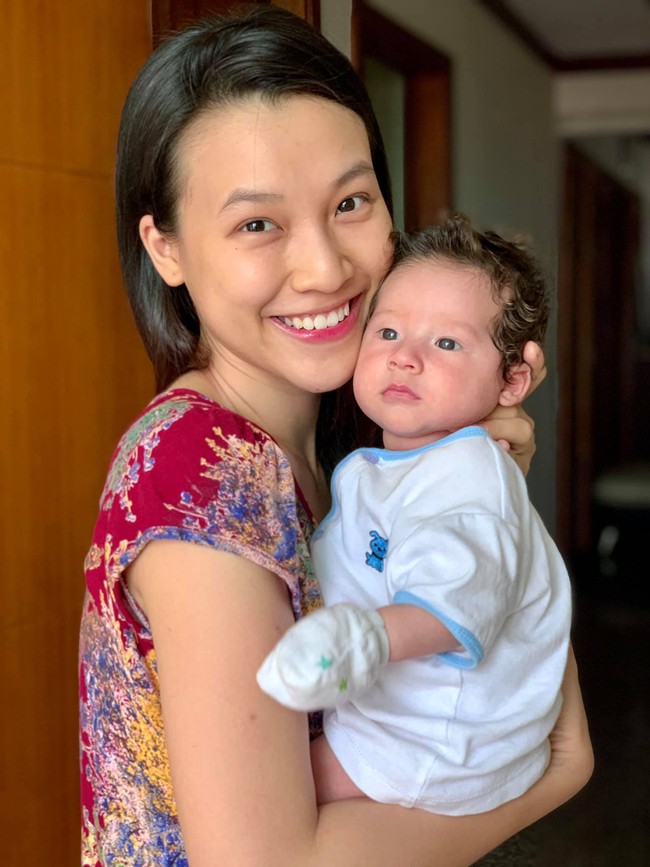 Hoàng Oang chia sẻ: "Lúc này cậu bé 2 tháng tròn mà nhìn như ông già vậy á". Hoàng Oang chia sẻ: "Lúc này cậu bé 2 tháng tròn mà nhìn như ông già vậy á".