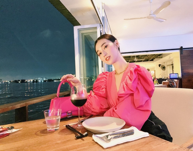 Khánh My lên đồ tông hồng nổi bật đi hẹn hò. Khánh My lên đồ tông hồng nổi bật đi hẹn hò.
