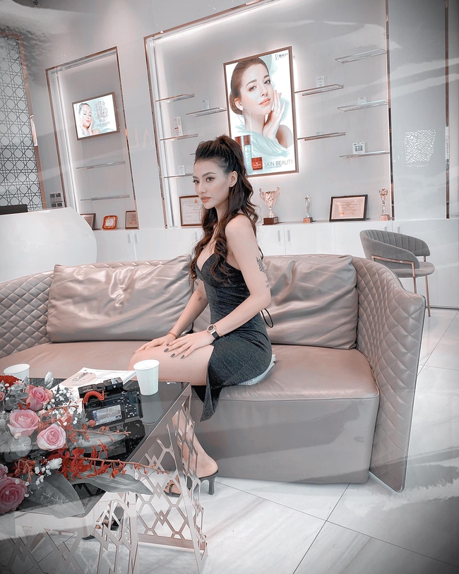 Hồng Quế bày tỏ: "Phụ nữ như thời tiết, thay đổi thất thường. Đàn ông thì như dự báo thời tiết, tin được chết liền". Hồng Quế bày tỏ: "Phụ nữ như thời tiết, thay đổi thất thường. Đàn ông thì như dự báo thời tiết, tin được chết liền".
